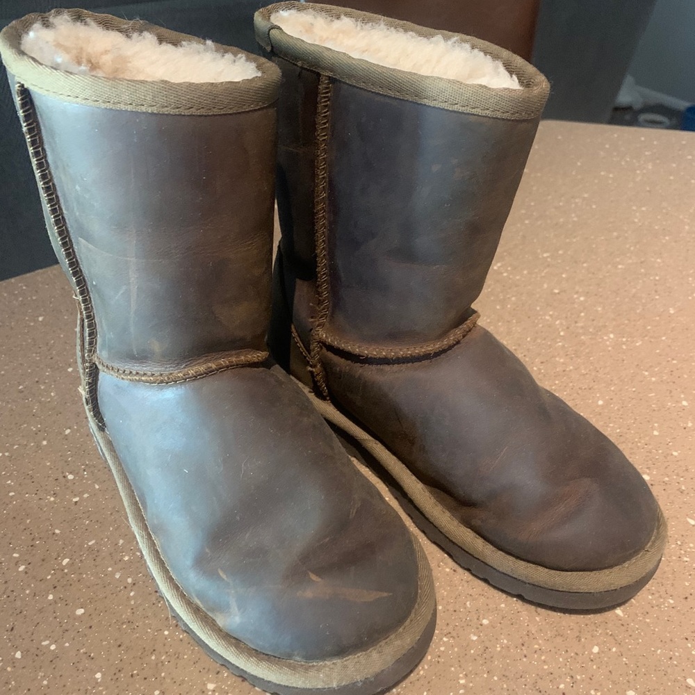 Classic Ugg dark leather short boots
